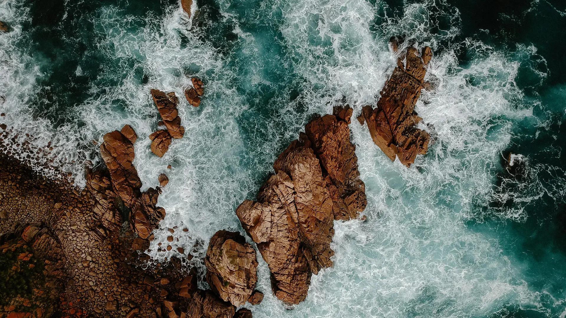 waves_crashing_waves_on_rocks.jpg