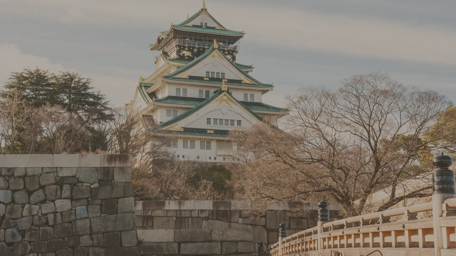 Osaka_Castle_with_a_green_roof.png