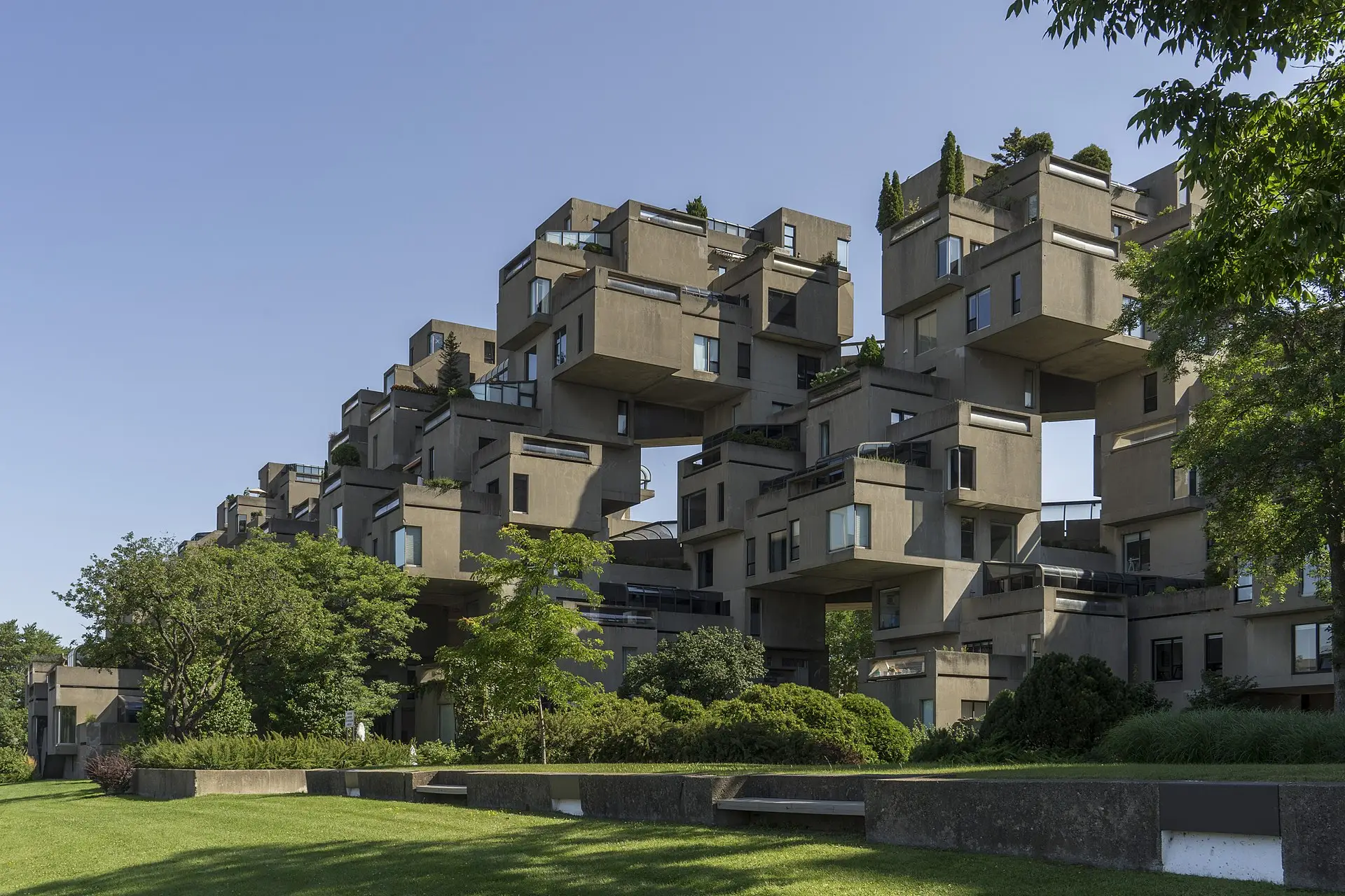 a_building_with_many_balconies.jpg