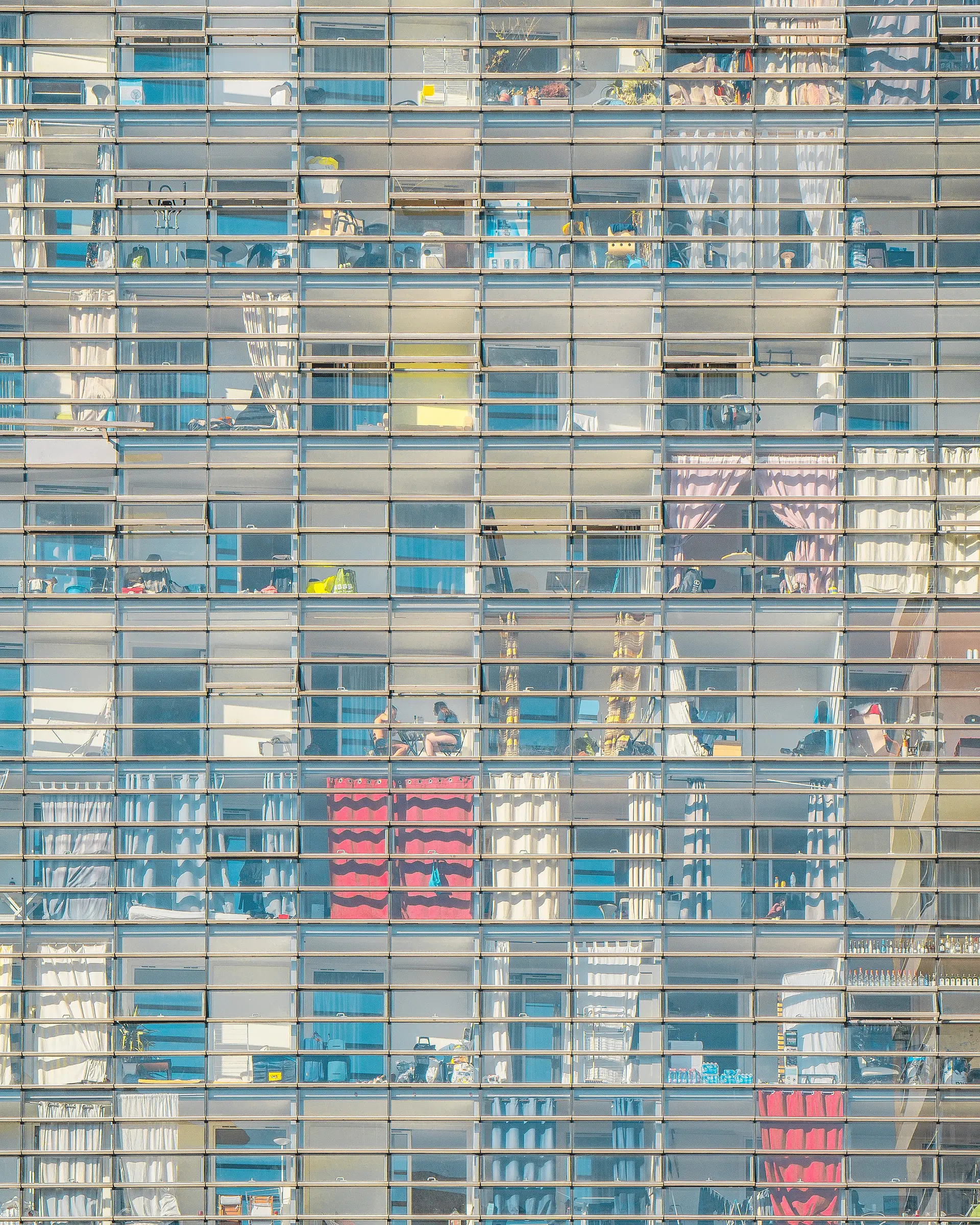 a_building_with_many_windows_03.jpg