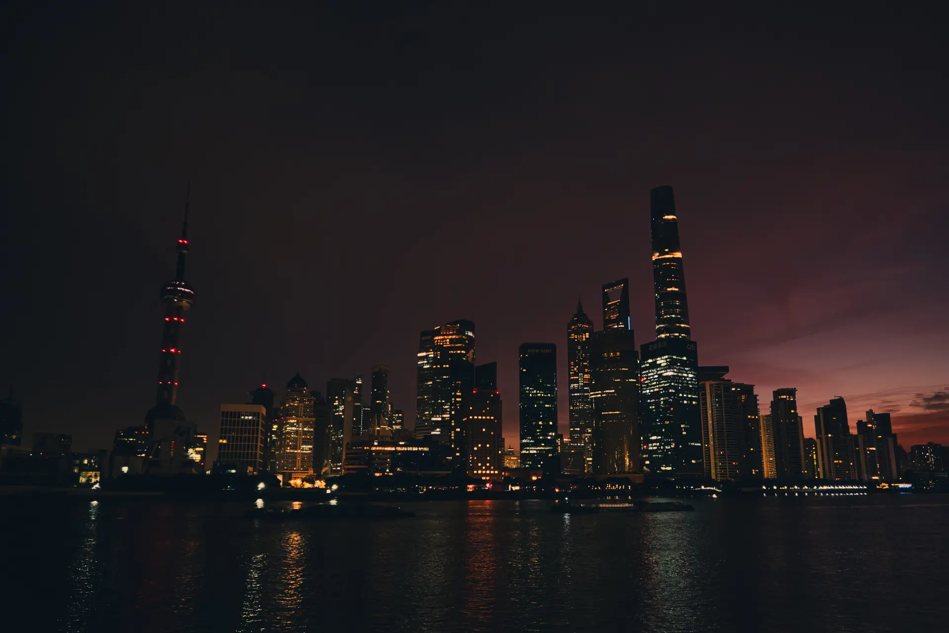 a_city_skyline_at_night_01.jpg