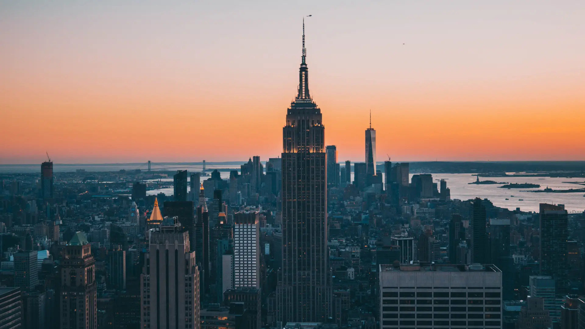 a_city_skyline_with_a_tall_building.jpg