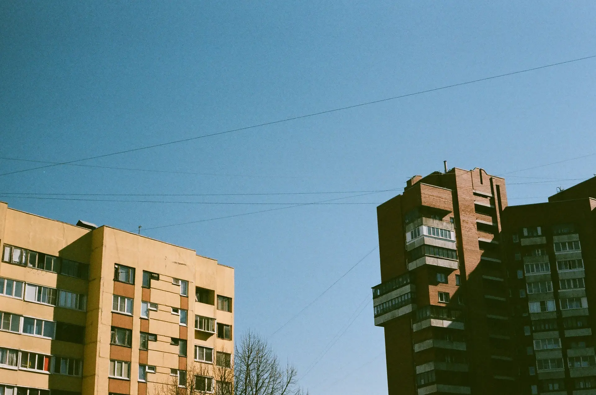 a_tall_buildings_with_power_lines_in_the_sky.jpg