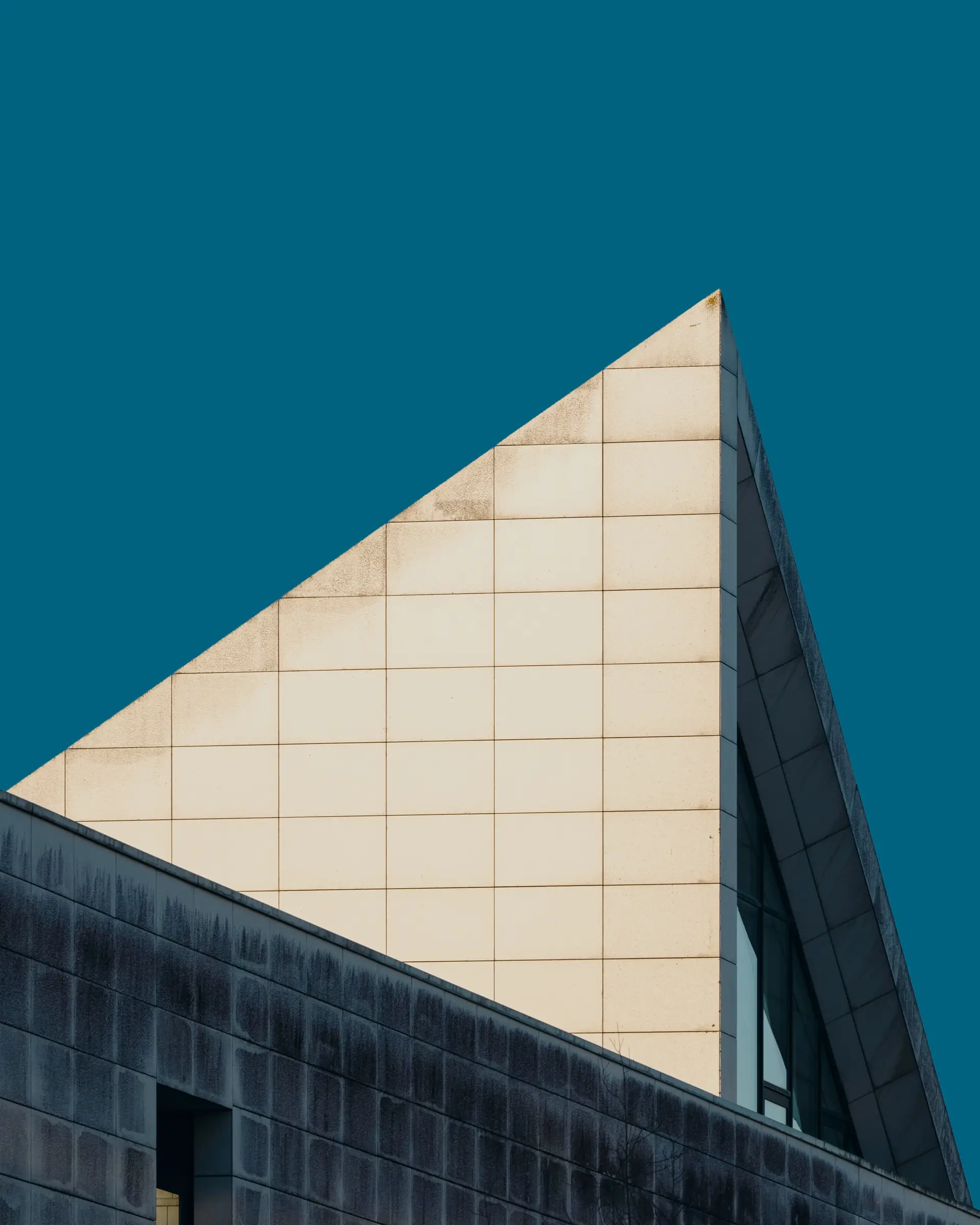 a_triangular_building_with_a_blue_sky.jpg