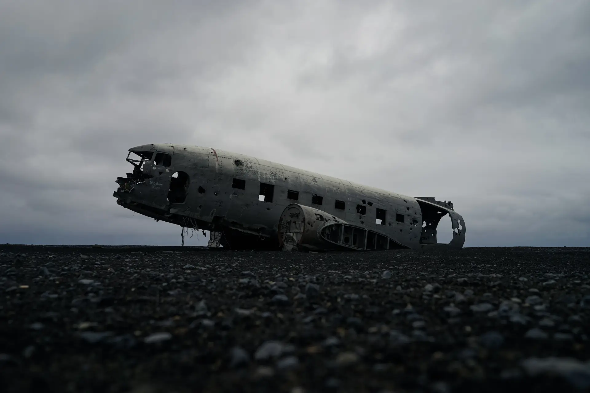 a_plane_on_the_ground_01.jpg