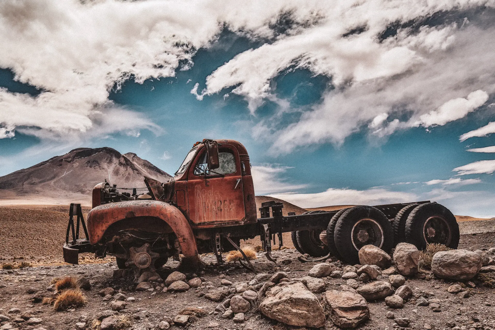 an_old_truck_in_the_desert.jpg