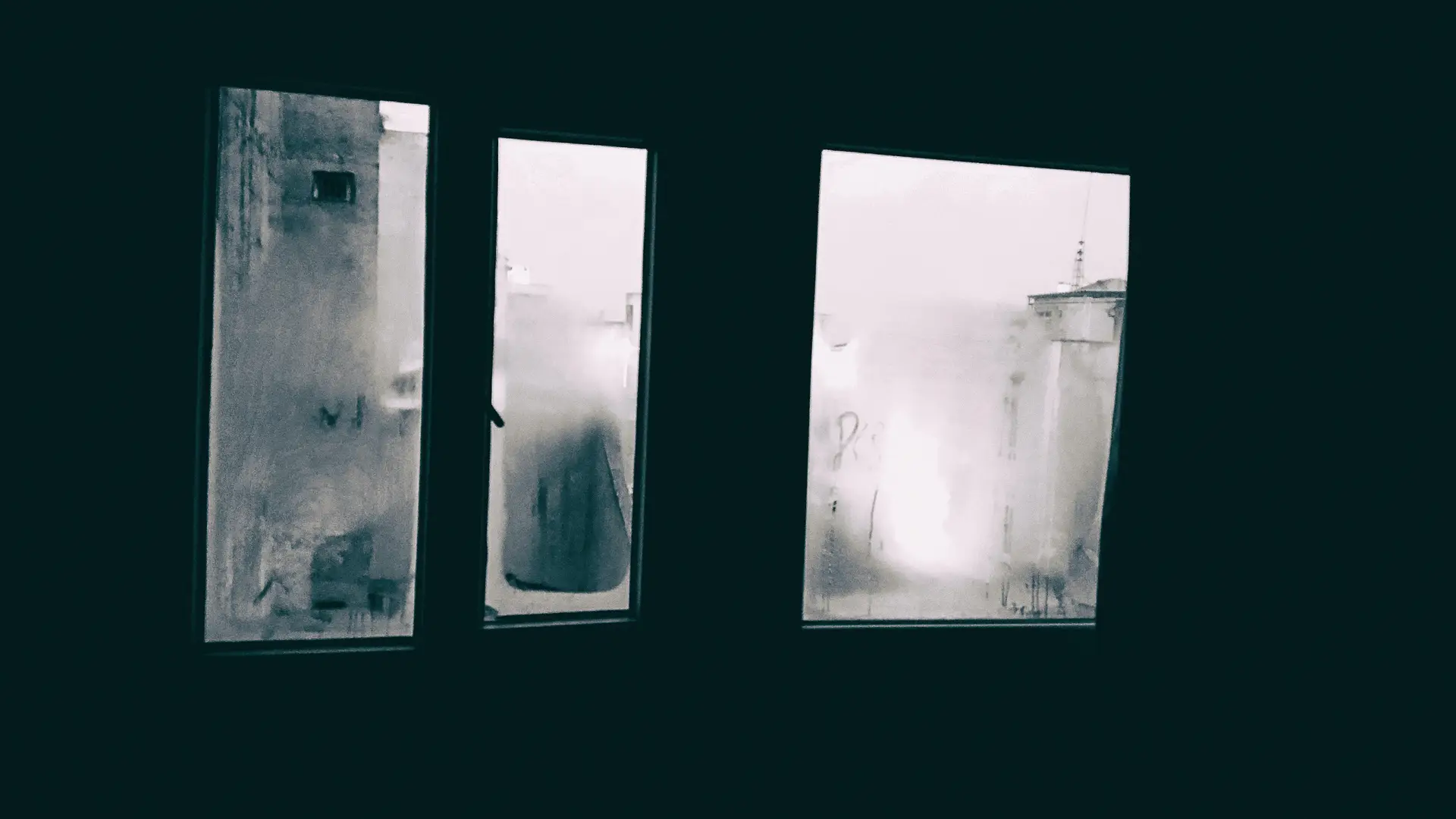 a_window_with_a_foggy_view.jpg