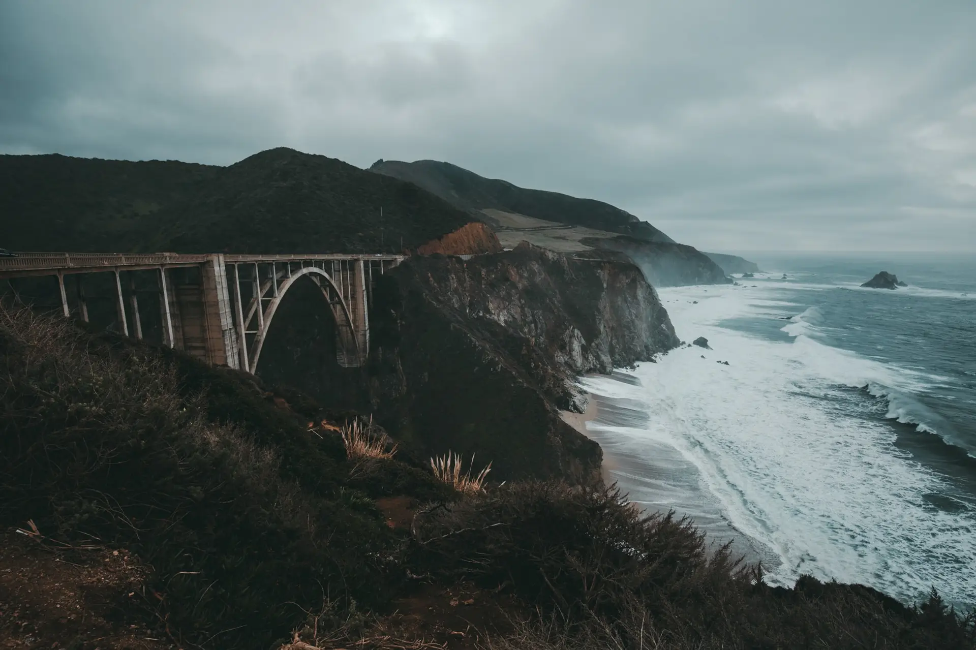 Bixby_Creek_Bridge_over_a_cliff.jpg