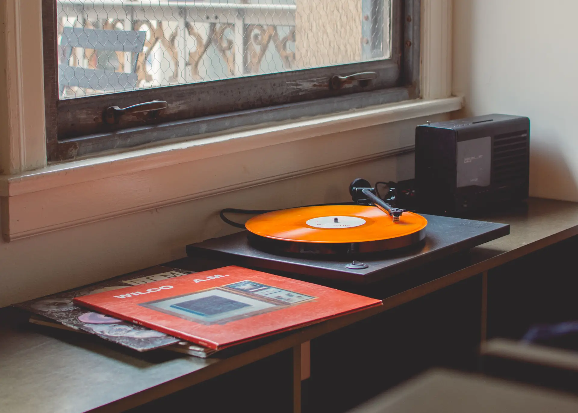 a_record_player_on_a_table.jpg