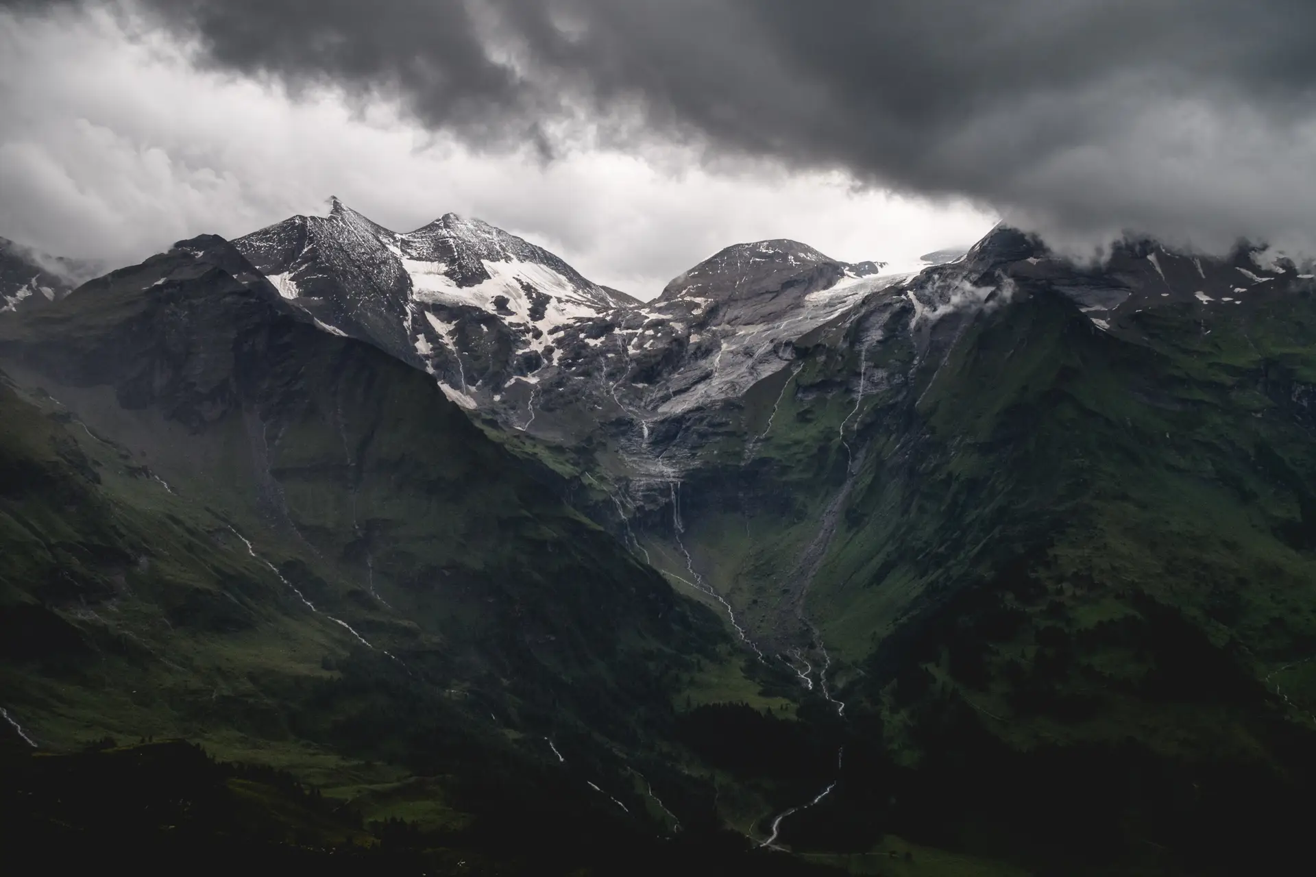 a_mountain_with_snow_and_clouds_01.jpg