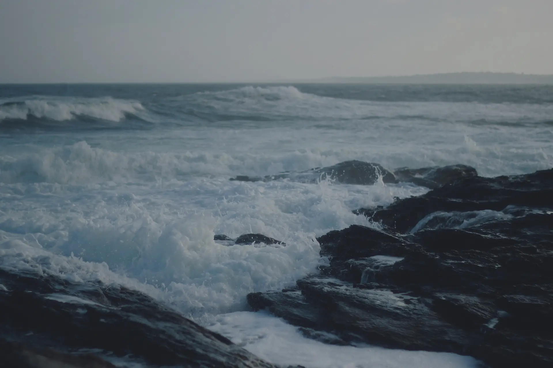 waves_crashing_waves_on_rocks.jpg